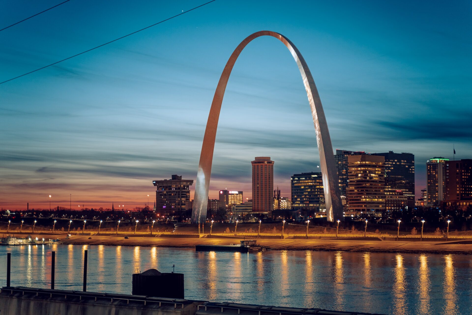 The gateway arch in st louis at dusk.